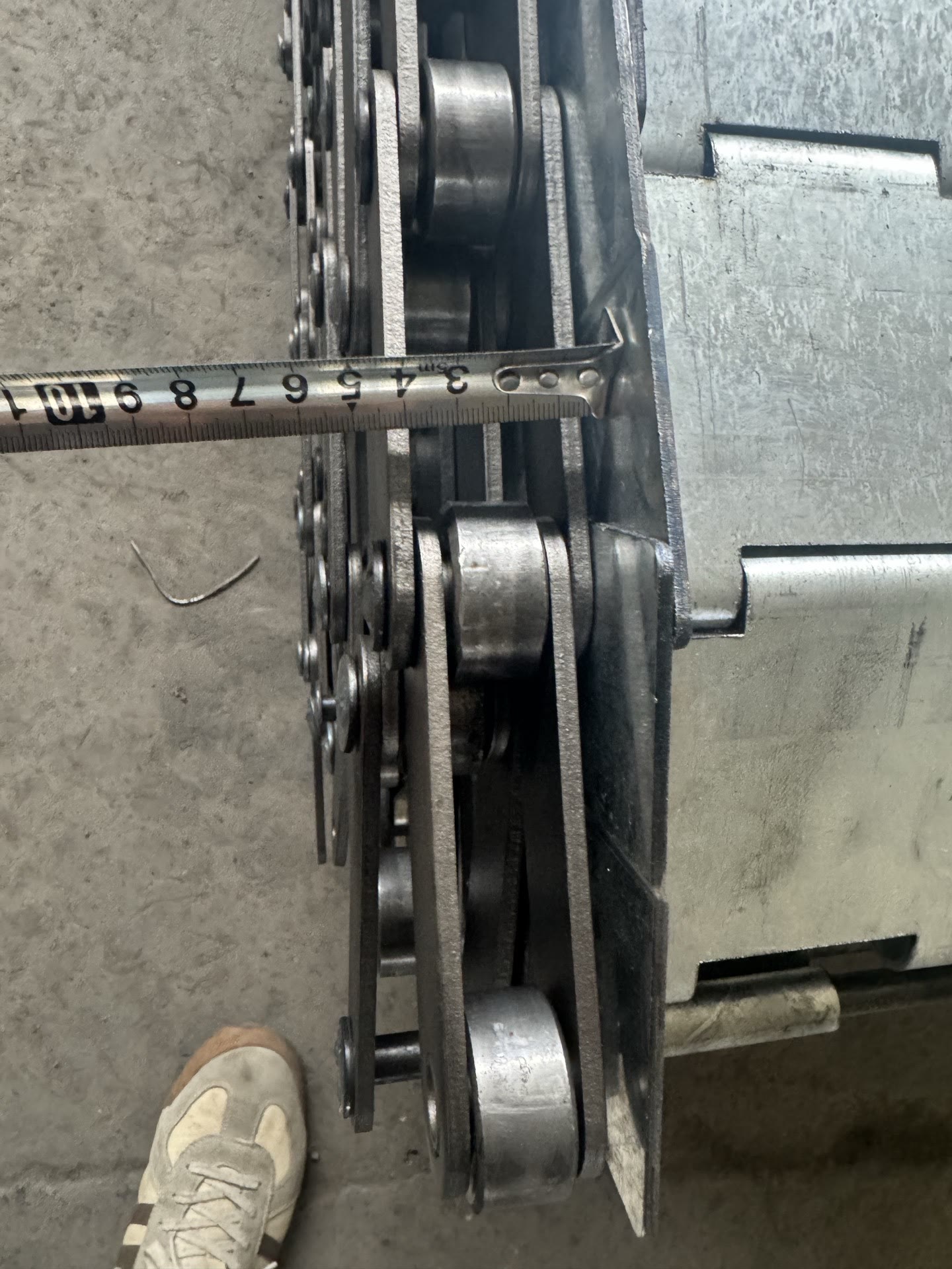 PENKOR conveying chain — roller chain links with side rollers, close-up