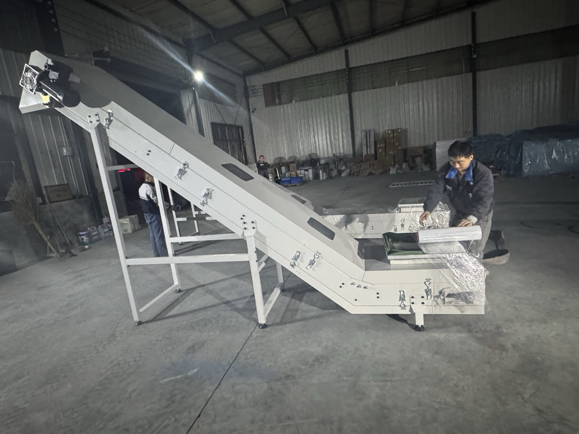 PENKOR inclined conveyor, complete machine in the workshop