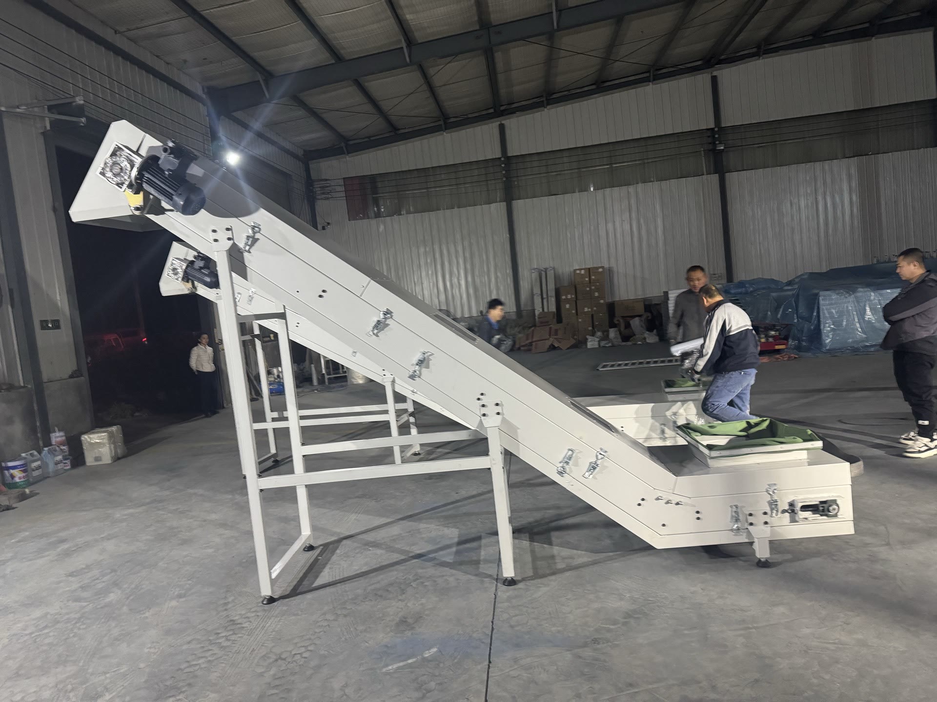 PENKOR inclined conveyor, complete machine, in the workshop