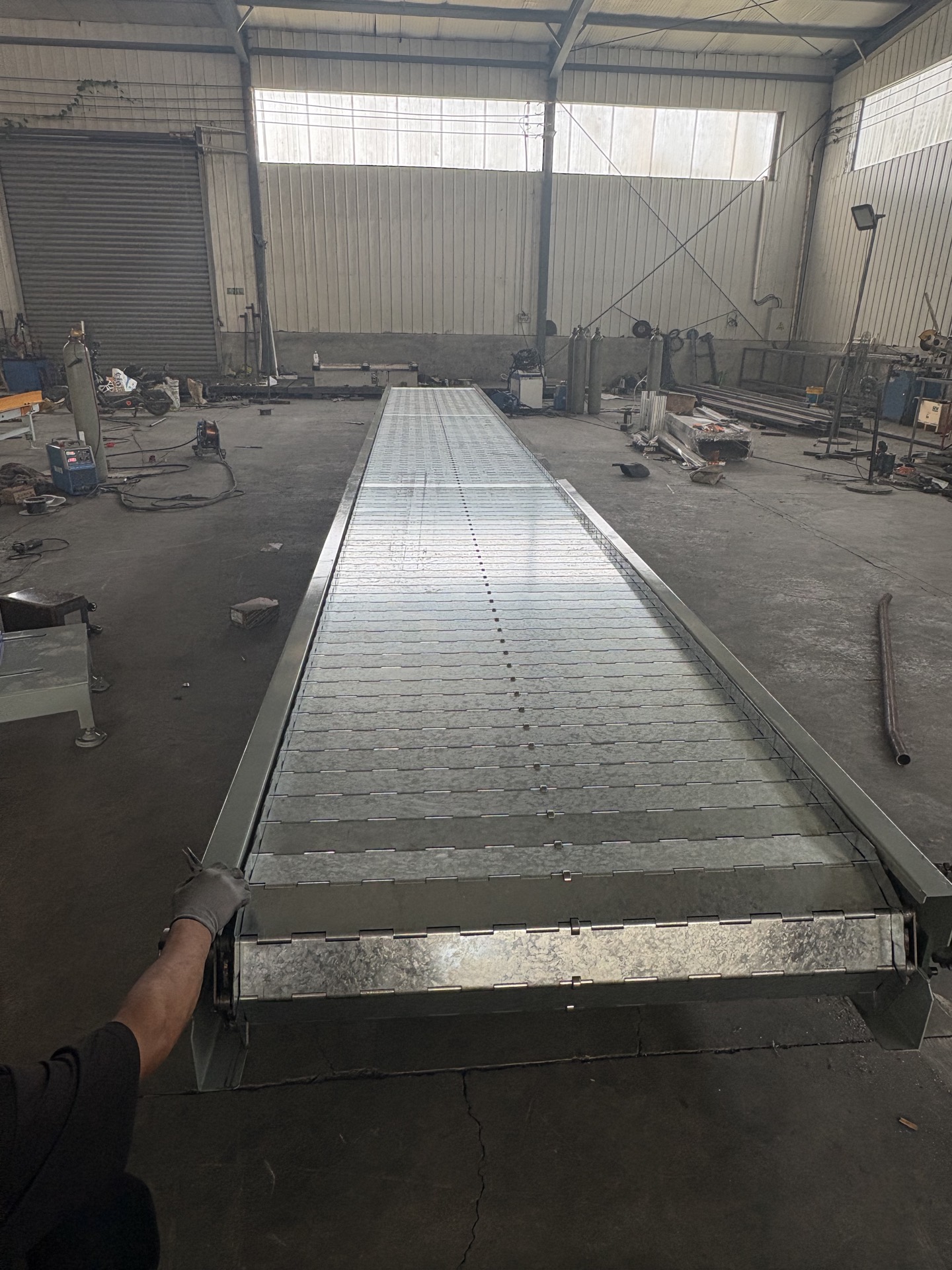 PENKOR slat chain conveyor, complete machine, seen from the end
