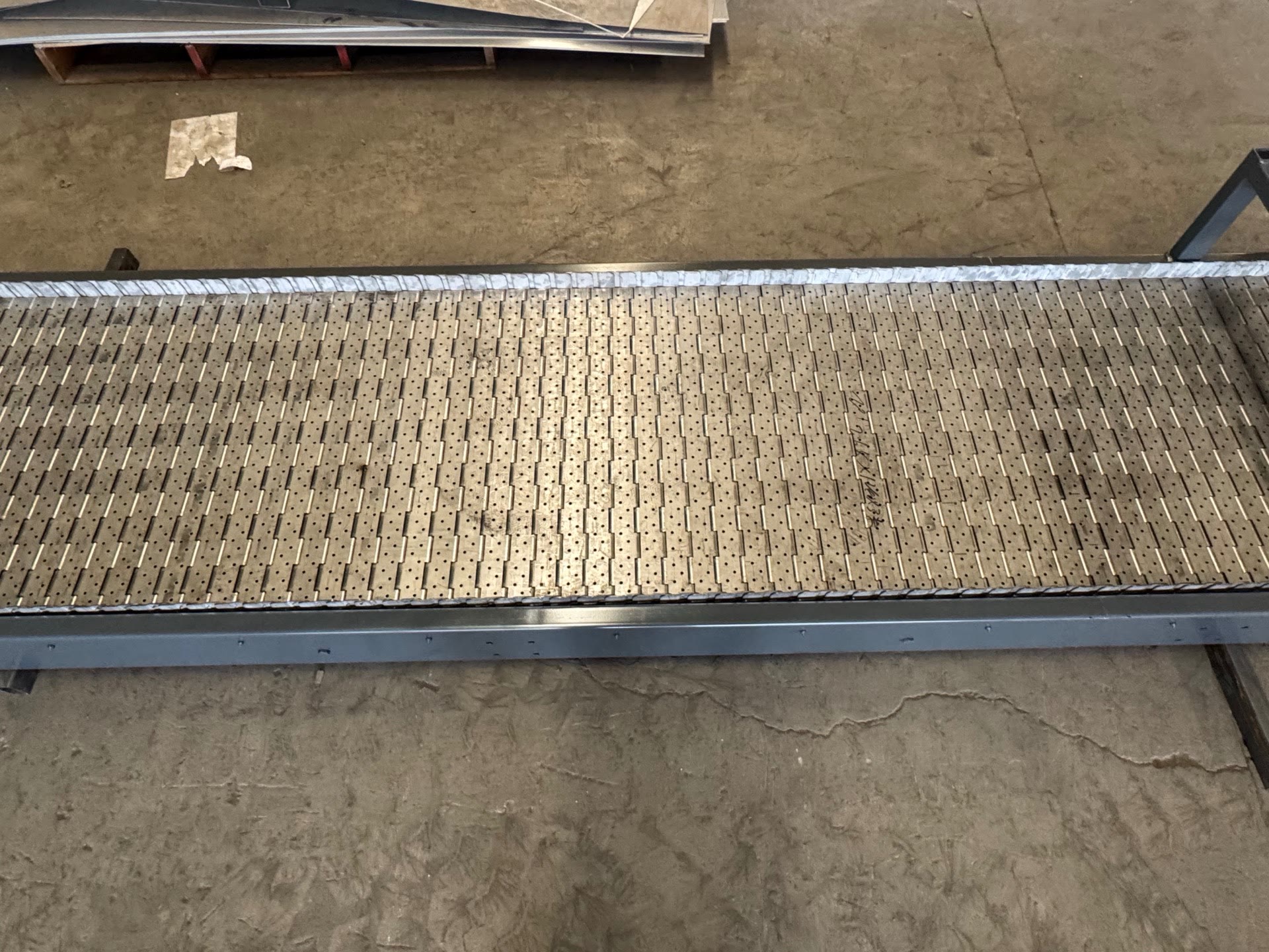 PENKOR slat chain conveyor conveying surface, close-up