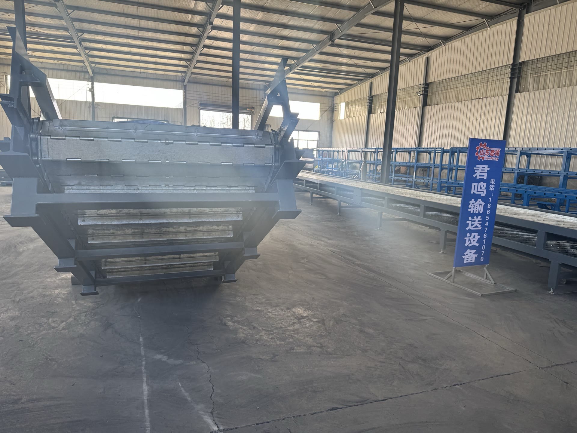 PENKOR slat chain conveyor on the workshop floor